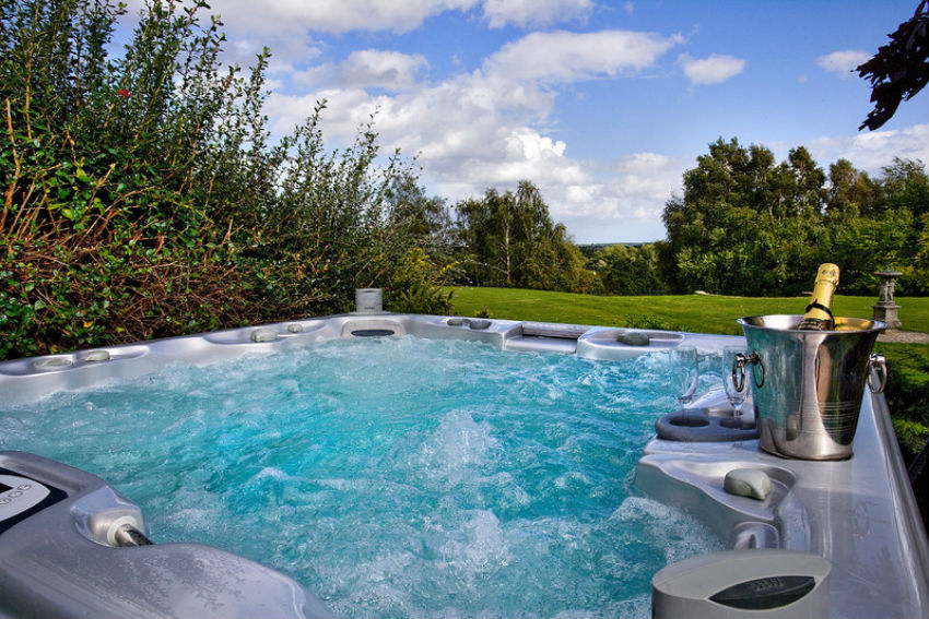 8 bedroom holiday cottage in Dorking Surrey, England | Hot-tub-cottages ...