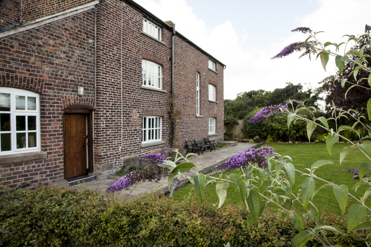 7 bedroom holiday cottage in Blackden Heath Cheshire, England | Hot-tub ...