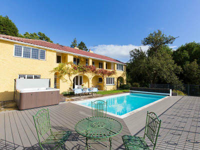 Holiday home with pool and jacuzzi tub