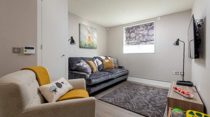 Sleeps 10, Gold Award Winning House, M1 rated, ideal for all generations with downstairs bedroom and wet room - Photo 11