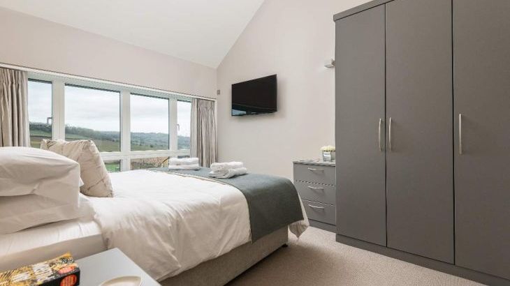 Sleeps 10, Gold Award Winning House, M1 rated, ideal for all generations with downstairs bedroom and wet room - Photo 10