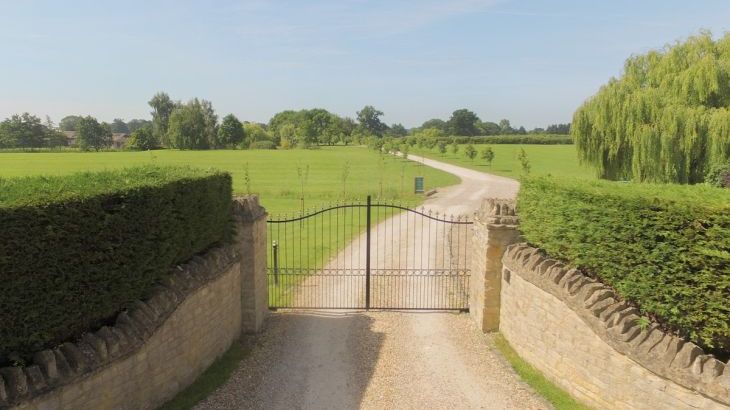 The Cotswold Manor Hall, Exclusive Hot-Tub, Games/Event Barns, 70 acres of Parkland - Photo 11