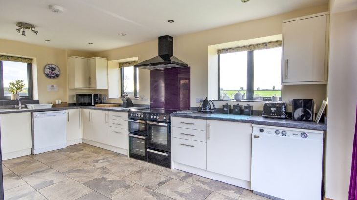 Buttercups Haybarn 5 Star Cottage with Indoor Pool, Sports Court & Toddler Play Area - Photo 4