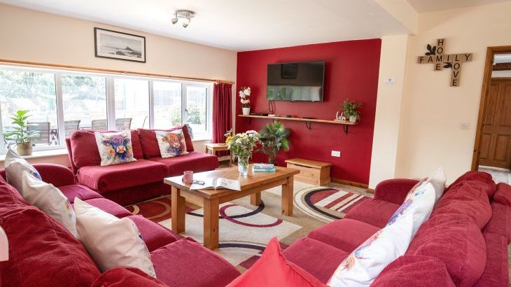 James's Parlour with exclusive use of shared Indoor Swimming Pool, Sports Court & Play Area - Photo 3