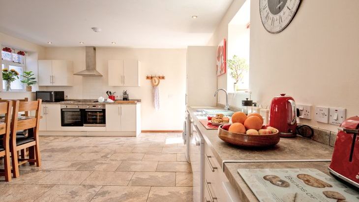 James's Parlour with exclusive use of shared Indoor Swimming Pool, Sports Court & Play Area - Photo 4