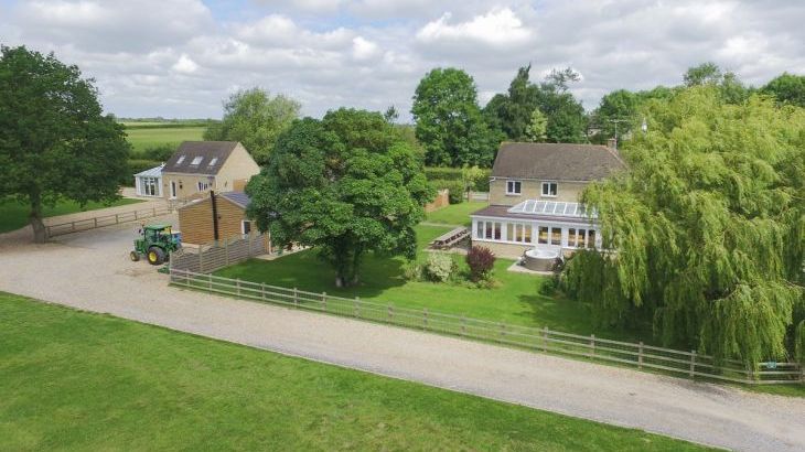 The Cotswold Manor Lodge, Exclusive Hot-Tub, Games Barn, 70 acres of Parkland - Photo 16