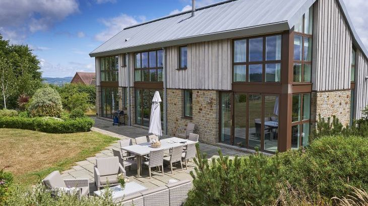 Sleeps 10, Gold Award Winning House, M1 rated, ideal for all generations with downstairs bedroom and wet room - Photo 50