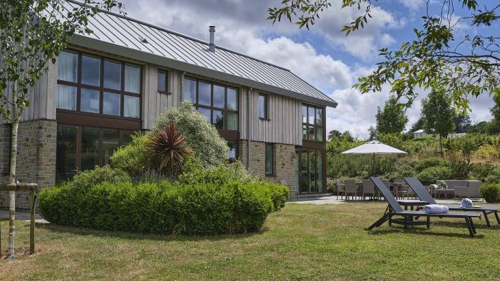 Sleeps 10, Gold Award Winning House, M1 rated, ideal for all generations with downstairs bedroom and wet room - Photo 55