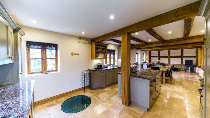 Sleeps 7+1, 5* lovely, clean Cottage with shared games room and lovely garden - Photo 2