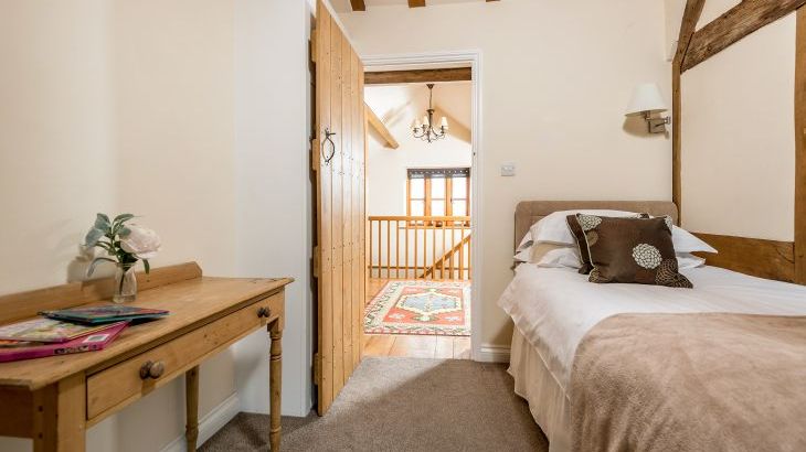 Sleeps 7+1, 5* lovely, clean Cottage with shared games room and lovely garden - Photo 9