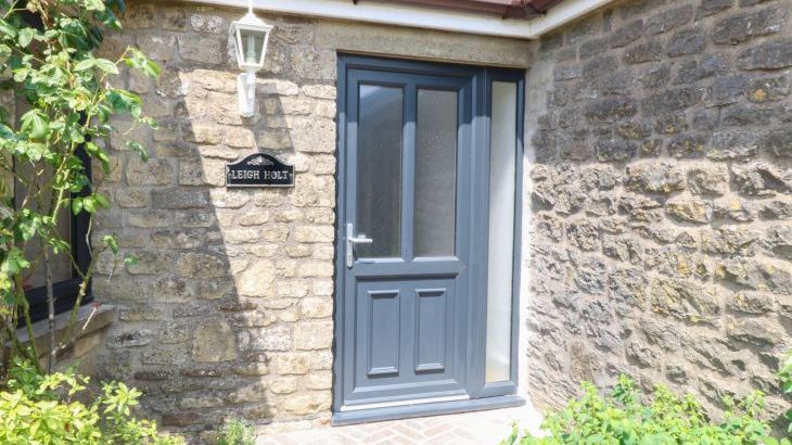 Leigh Holt - Photo 1