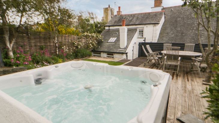 Great Western Farmhouse - Photo 2