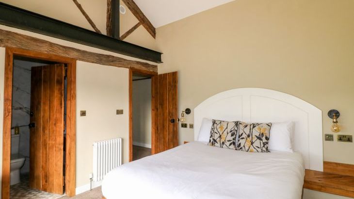 Green Barn - Photo 9