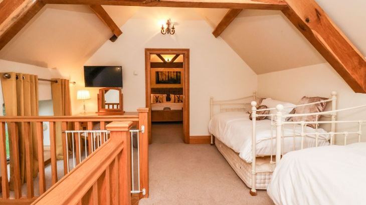 Hornington Lodge - Photo 9