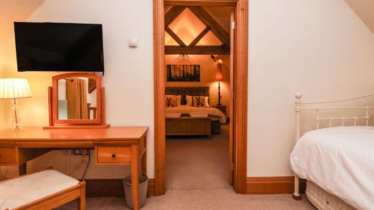 Hornington Lodge - Photo 10