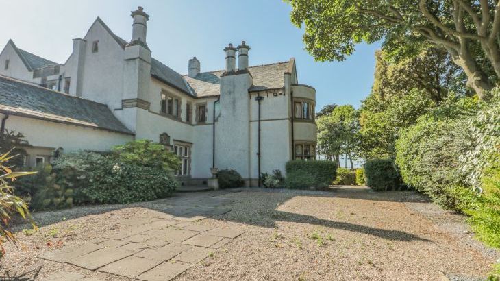 Highcliffe Manor - Photo 1