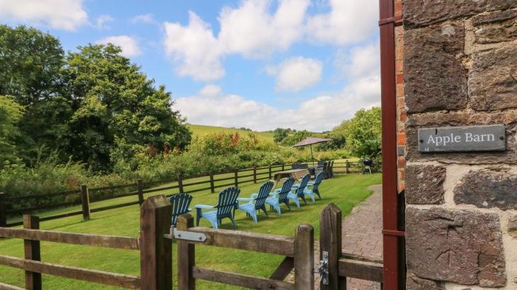 Apple Barn - Photo 3