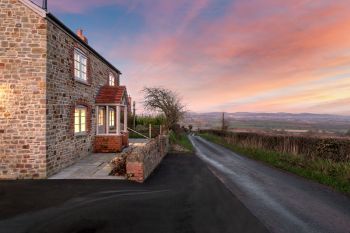 Sleeps 2, Romantic, Modern, Luxurious Cottage with garden, WiFi and Amazing Views, Herefordshire