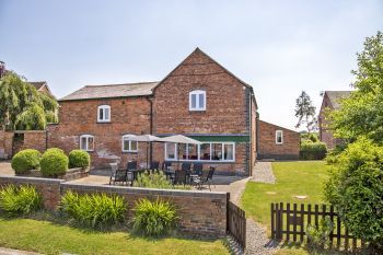 James's Parlour with exclusive use of shared Indoor Swimming Pool, Sports Court & Play Area, Shropshire