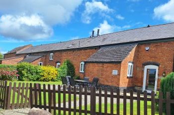 William's Hayloft with Swimming Pool, Sports Court & Toddler Play Area, Shropshire