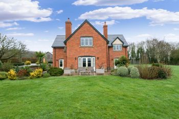 Sleeps 10+1, 5* High Spec, Luxury, House with free WiFi,private driveway, games room, amazing garden and Sonos System and downstairs bedroom and bathroom, Herefordshire