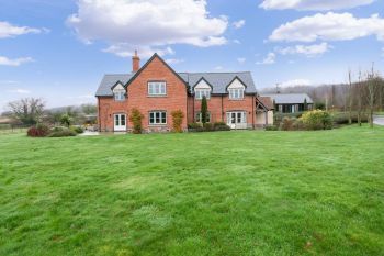 Luxury House, 5* Gold rated,sleeps 10+1 with a large garden, downstairs bedroom and wet room,  and a shared games room, Herefordshire