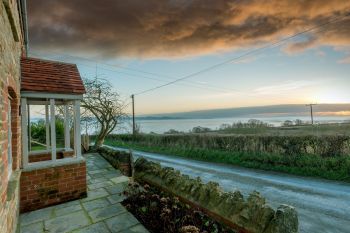 Sleeps 2, Romantic, Modern, Luxurious Cottage with garden, WiFi and Amazing Views, Herefordshire