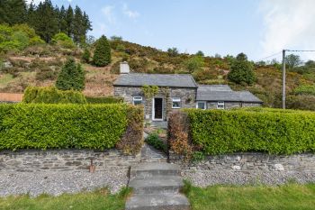 Henrhiw Bach, Conwy