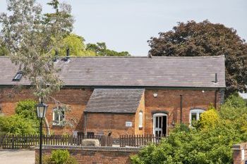 Williams Hayloft with Swimming Pool, Sports Court & Toddler Play Area - Shropshire