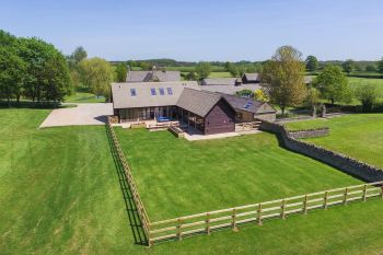 The Cotswold Manor Court with Hot Tub, Oxfordshire,  England